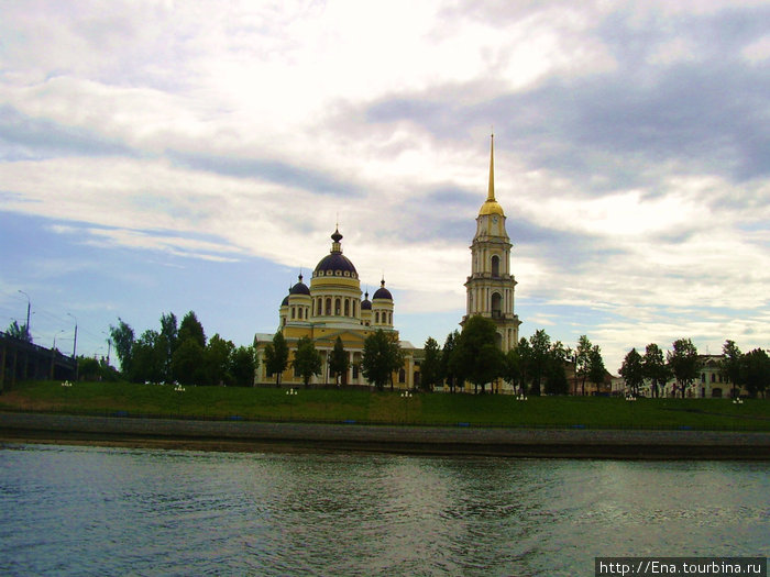 27.06.2010. Рыбинск. На теплоходе \Московском\ по Волге. Спасо-Преображенский собор. Небо над городом проясняется. Лишь потом мы узнаем, что над нашей областью пронесся разрушительный ураган.... Рыбинск, Россия