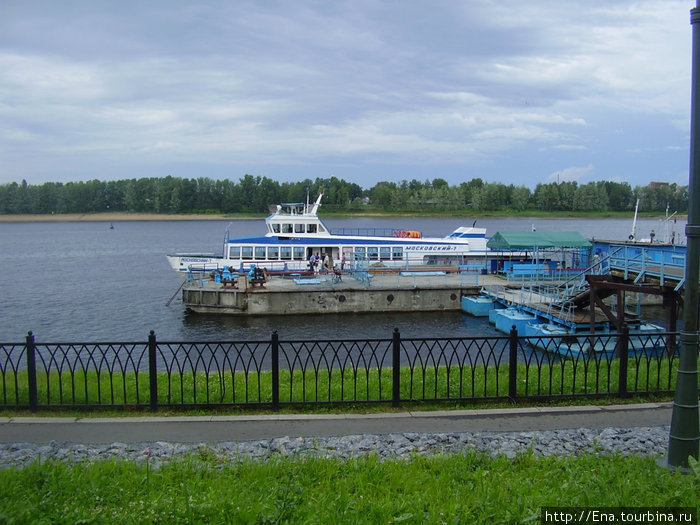 27.06.2010. Рыбинск. На причале № 2. Наш милый славный теплоход \Московский\, подаривший нам незабываемую прогулку! Рыбинск, Россия