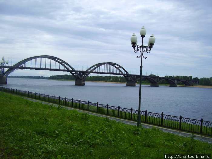 27.06.2010. Рыбинск. Набережная. Мост встречает, мост и провожает... Рыбинск, Россия