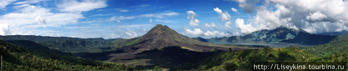 В центре вулкан Батур, правее озеро Батур, а за ним вулкан Агунг Бали, Индонезия