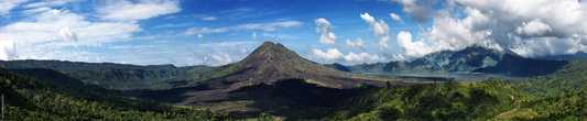 В центре вулкан Батур, правее озеро Батур, а за ним вулкан Агунг
