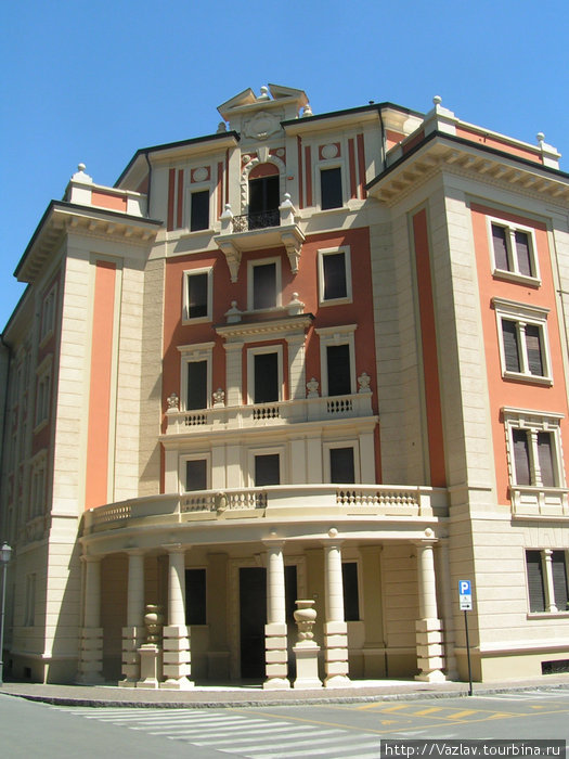Палаццо по-современному Реджо-Эмилья, Италия