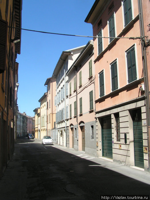Безлюдная улица Реджо-Эмилья, Италия