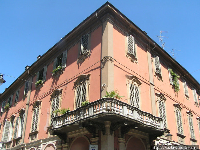 А балкончик-то кривоват... Реджо-Эмилья, Италия
