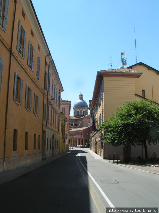 Улица ведёт к храму Реджо-Эмилья, Италия