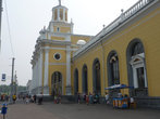 Железнодорожный вокзал Ярославля, рядом с его правым крылом( если стать лицом к вокзалу) поставлен памятник С.И. Мамонтову.
