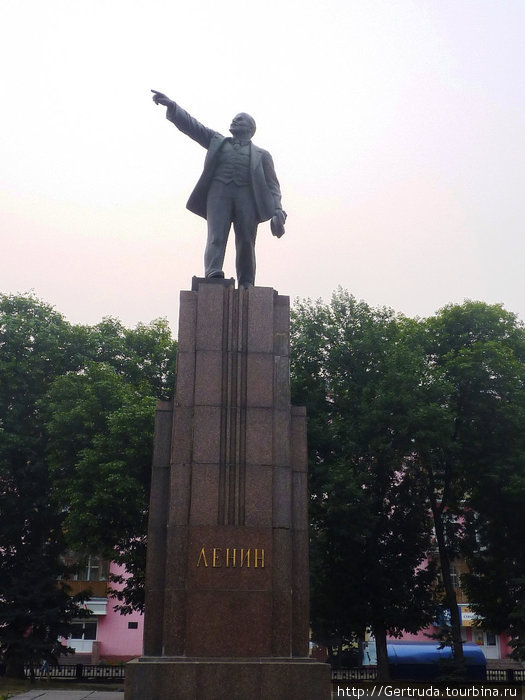 У В.И. Ленина  самый высокий постамент. Ярославль, Россия