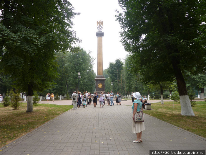 Монумент П.Г.Демидову на центральной аллее . Ярославль, Россия