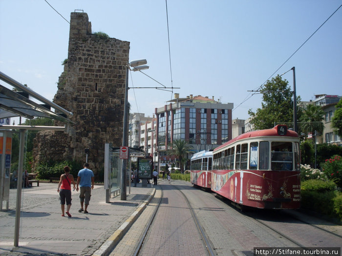 трамвай и старые башни
