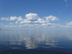 В погожие дни синь неба сливается с голубизной воды Рыбинского моря