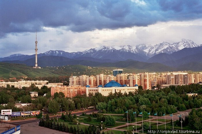 Общий вид на город Алматы у подножия Заилийского Алатау, фотография взята из Сети. Иле-Алатауский Национальный Парк, Казахстан