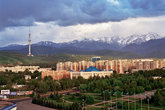 Общий вид на город Алматы у подножия Заилийского Алатау, фотография взята из Сети.