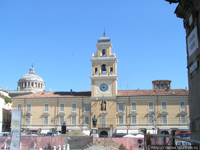 Здание дворца; ремонт на площади Гарибальди мешает оценить всю красоту здания Парма, Италия