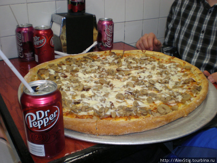 Первая моя еда в США — пицца в кафешке на Манхеттене. Такая огромная, что мы её втроем не смогли съесть. Филадельфия, CША