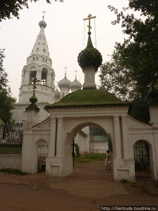 Ворота  на территорию  церкви Иоанна Богослова. Кострома, Россия