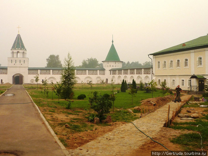 Это часть монастыря, закрытая для туристов, снимали через ворота. Кострома, Россия