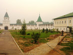 Это часть монастыря, закрытая для туристов, снимали через ворота.
