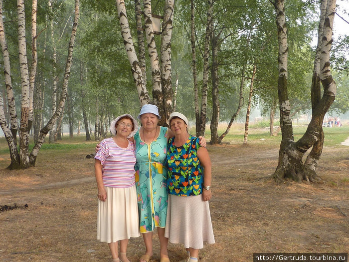 А это мы, выпускницы 1957 года, встреча в \Берендеевке\. Березы — это все что осталось от красивого парка. Кострома, Россия