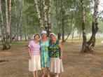 А это мы, выпускницы 1957 года, встреча в \Берендеевке\. Березы — это все что осталось от красивого парка.