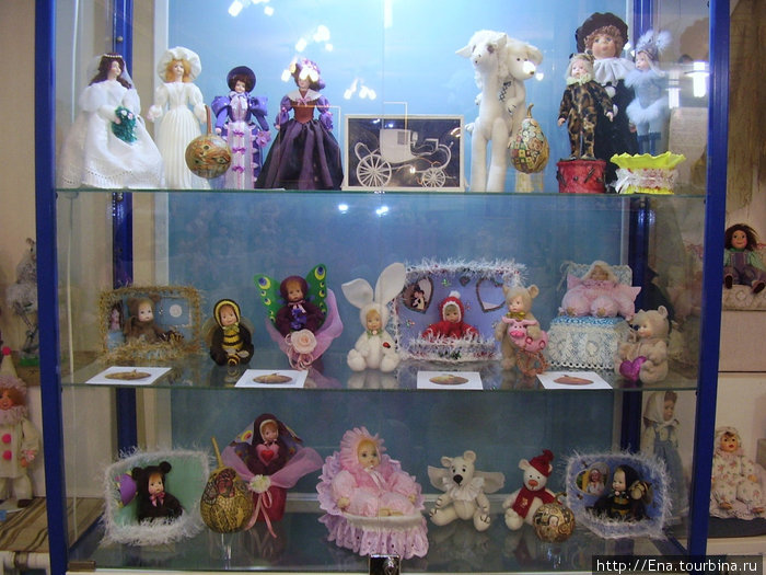 21.11.2009. Углич. Музей Галерея кукол. Малыши в витрине Углич, Россия