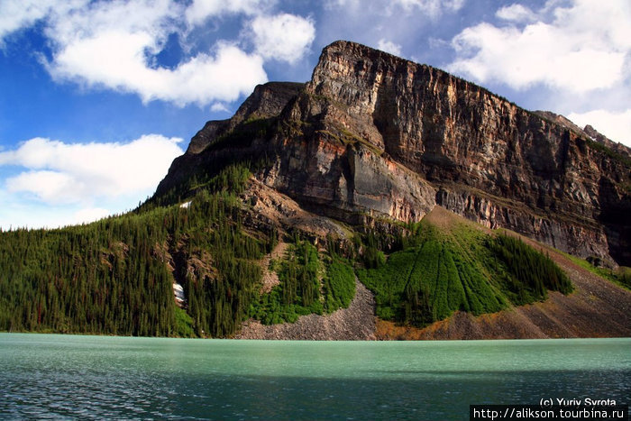Гора на противоположном берегу озера. Банфф, Канада
