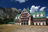 Отель со стороны озера