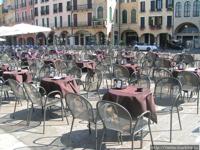 Столики ждут клиентов Падуя, Италия