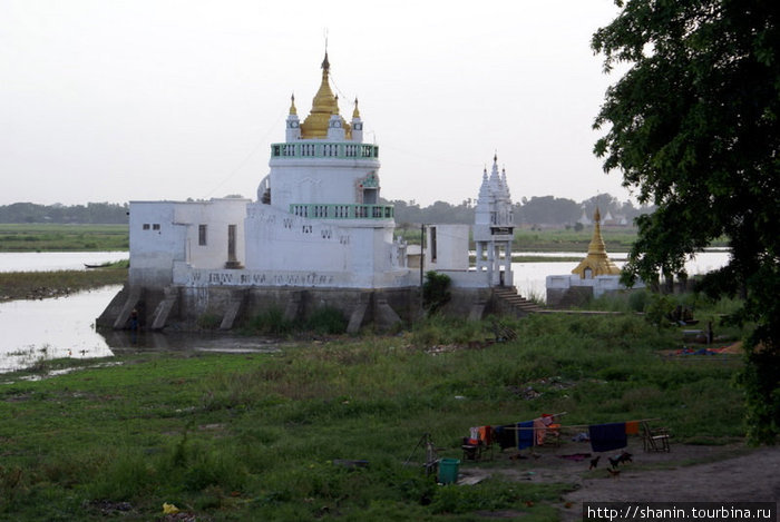 Храм на озере Амарапура, Мьянма