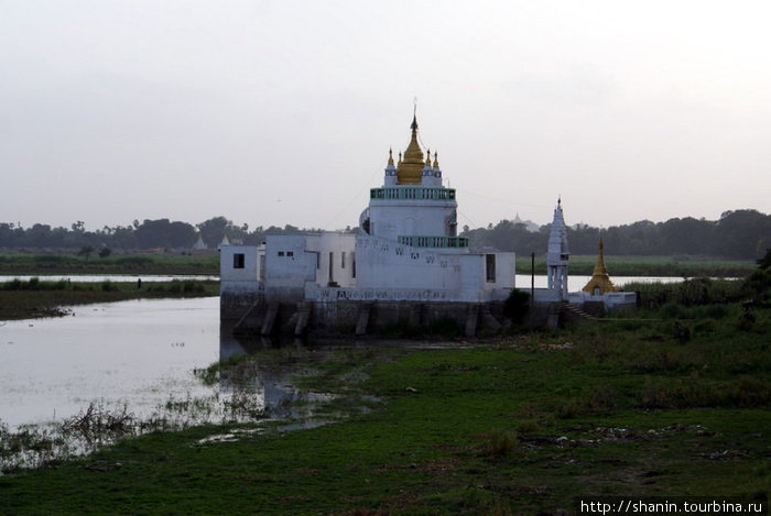 Храм на берегу Амарапура, Мьянма