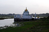 Храм на берегу