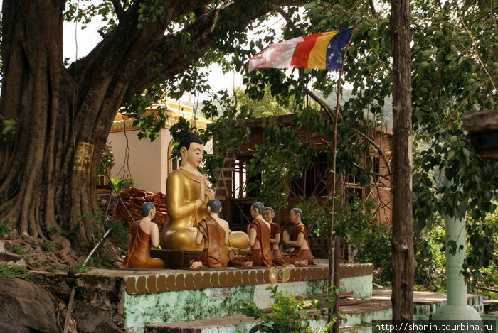 Будда под священным деревом Баган, Мьянма