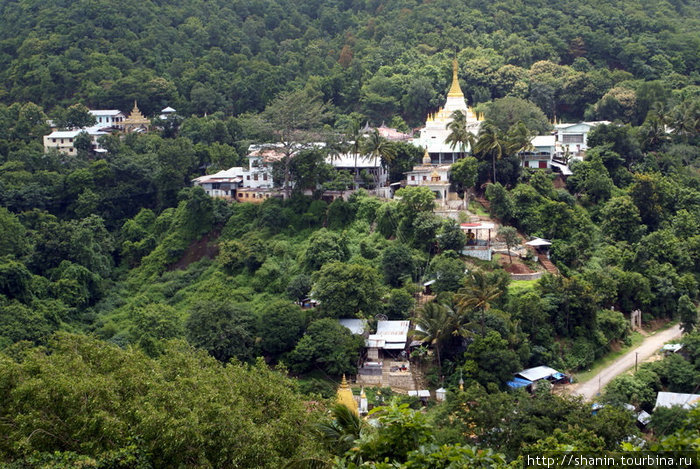 Вид с горы на монастырь внизу Баган, Мьянма