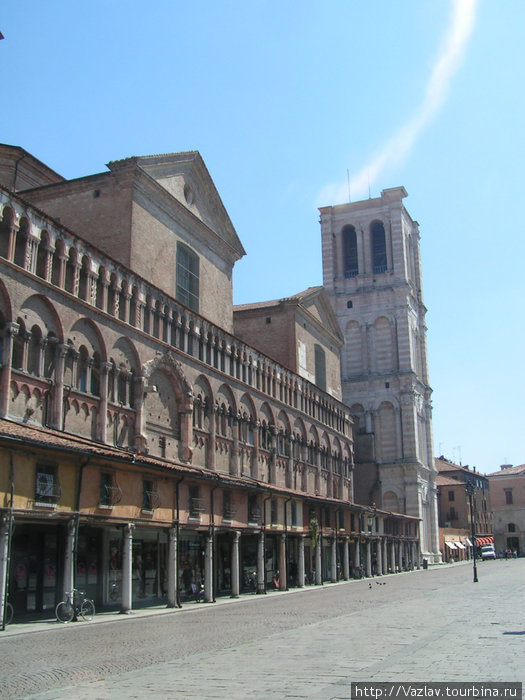 Центральная площадь с собором Феррара, Италия