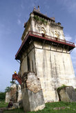 смотровая дворцовая башня Нанмиин (Nanmyin), высотой 27 метров. ее построили в 1819–1837 годах.  Во время землетрясения 1838 года она немного покосилась и с тех пор медленно падает.