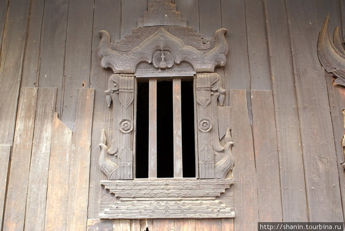 Деревянная стена с окном Амарапура, Мьянма