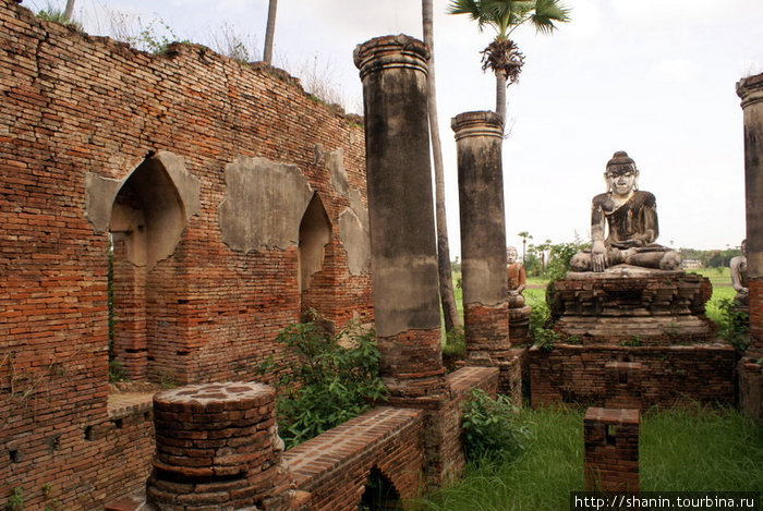 Будда и руины храма Амарапура, Мьянма