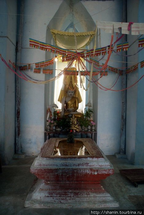 В храме Мингун, Мьянма