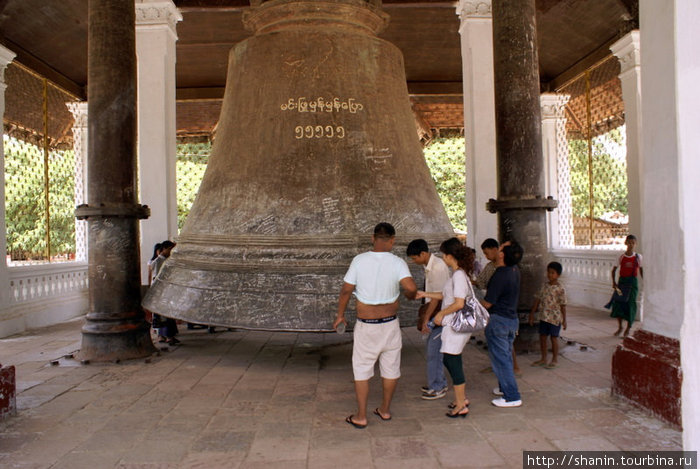 Туристы у колокола Мингун, Мьянма