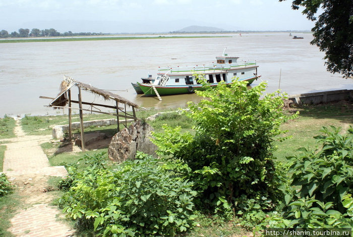 На реке Иравади Мингун, Мьянма