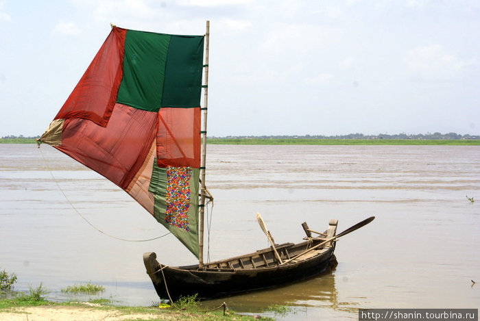 Лодка у берега Мингун, Мьянма