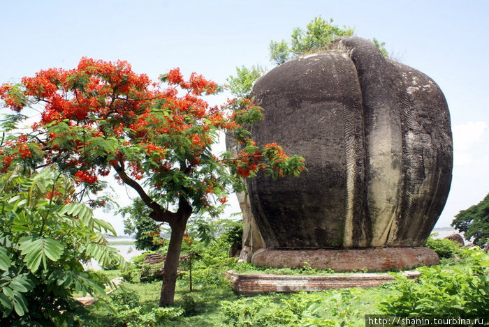 Каменный лев на берегу Иравади Мингун, Мьянма