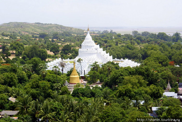 Вид с пагоды Мингун на пагоду Схибьюм Мингун, Мьянма