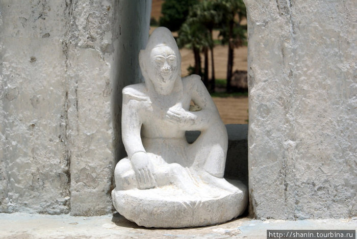 Статуя у стены Мингун, Мьянма