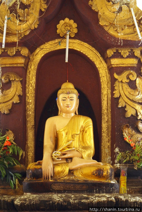 Статуя Будды в пагоде Мингун, Мьянма