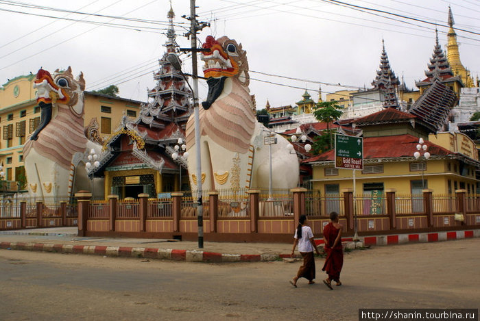 На центральной улице города Пья, Мьянма