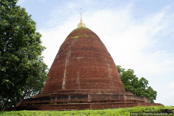 Древняя кирпичная пагода на руинах Старого города Пья, Мьянма