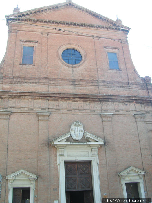 Вид на церковь с улицы Феррара, Италия