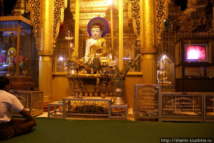 Храм у ступы Швезондо Пья, Мьянма