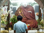 У статуи Будды