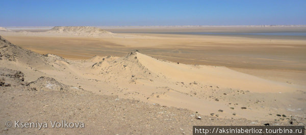 По другую сторону дюн открывается вид на пустыню и одну-единственную дорогу на юг, по направлению к Мавритании.